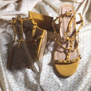 Yellow stud heel